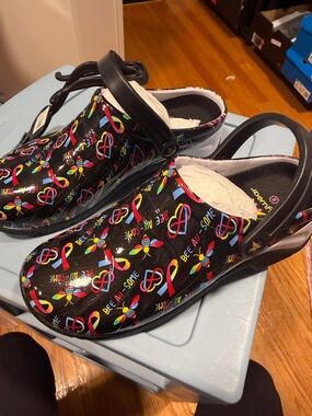 Kids Black Comfort Slip-On Clogs with Colorful Bee & Ribbon Print
